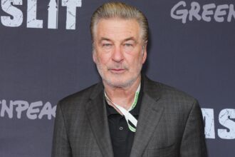 Alec Baldwin condivide il messaggio che sta instillando nei suoi figli