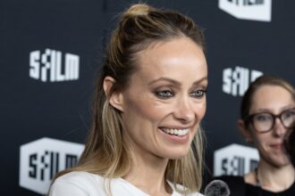 Olivia Wilde reagisce alla foto apparendo "malata", come "cadavere" sul tappeto rosso