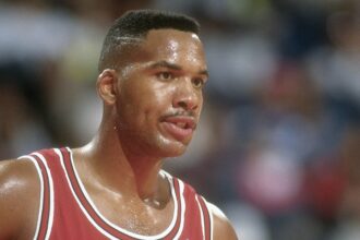 Chi è la moglie di Stacey King? Conosci Debi e la loro famiglia: la vita di Hollywood