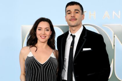 Aubrey Plaza incinta, debutto sul tappeto rosso di Christopher Abbott