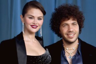 Benny Blanco bacia il petto di Selena Gomez in una vivace foto su Instagram