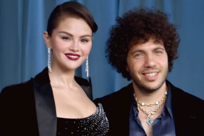 Benny Blanco bacia il petto di Selena Gomez in una vivace foto su Instagram