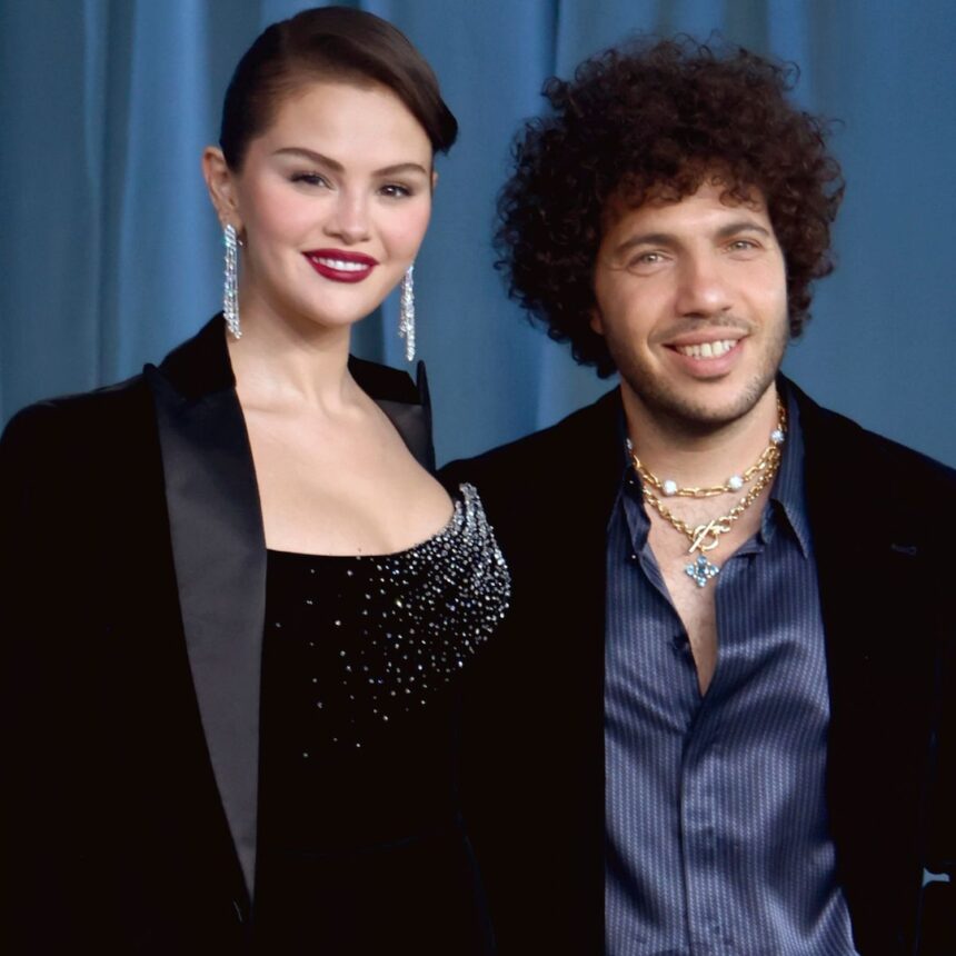 Benny Blanco bacia il petto di Selena Gomez in una vivace foto su Instagram