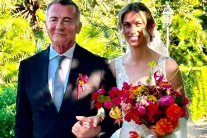 La figlia di Michele Cucuzza, Matilde, si sposa: il papà 73enne fiero l’accompagna all’altare e commuove tutti, guarda - Gossip.it