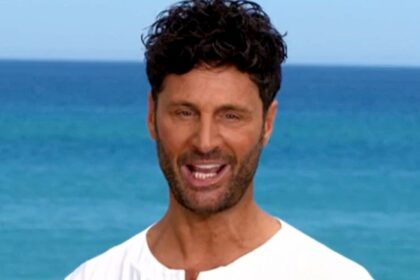 ''La trasformazione in Gianni Sperti è iniziata'': Filippo Bisciglia sfoggia un nuovo taglio di capelli e un look da ‘Messia’ a Temptation Island - Gossip.it