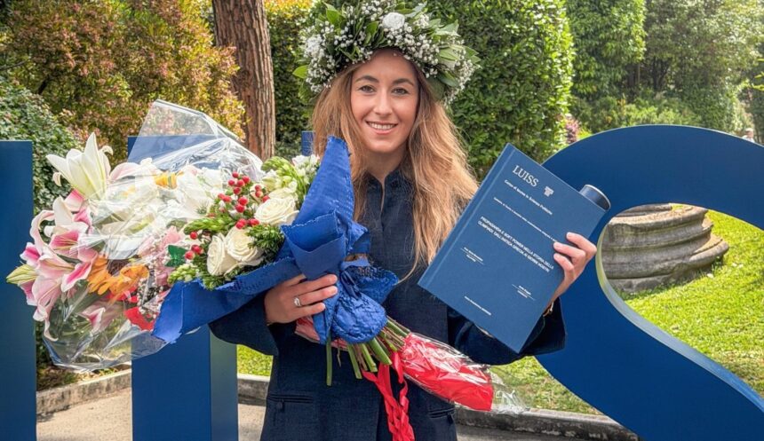 ''Finalmente dottoressa'': la campionessa di sci Sofia Goggia si è laureata alla Luiss di Roma, le immagini - Gossip.it