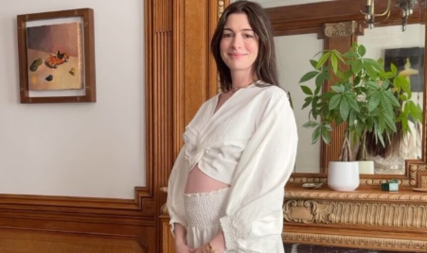 Anne Hathaway a 43 anni è incinta del terzo figlio: l’annuncio a sorpresa col pancione  - Gossip.it