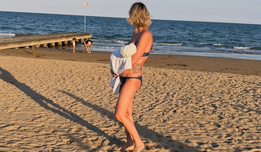 Federica Pellegrini si gode il primo mare da mamma bis con Rachele, la secondogenita di due mesi e mezzo, e Matilde, 2 anni, foto - Gossip.it