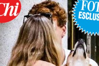 Jannik Sinner si rigenera con la fidanzata Laila Hasanovic accanto: la foto del tenero bacio dei due a Milano - Gossip.it