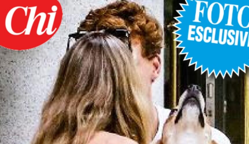 Jannik Sinner si rigenera con la fidanzata Laila Hasanovic accanto: la foto del tenero bacio dei due a Milano - Gossip.it