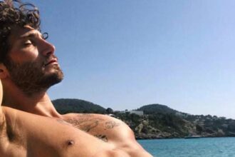 ''Speranza di essere tutt’altro'': Stefano De Martino non si sente affatto un sex symbol e svela i suoi segreti di bellezza - Gossip.it