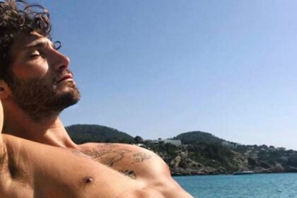 ''Speranza di essere tutt’altro'': Stefano De Martino non si sente affatto un sex symbol e svela i suoi segreti di bellezza - Gossip.it