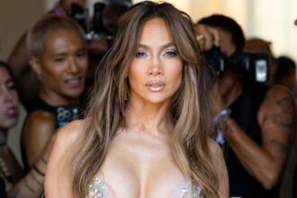 Jennifer Lopez e la sorella Lynda Lopez si assomigliano nella foto della settimana della moda di Parigi