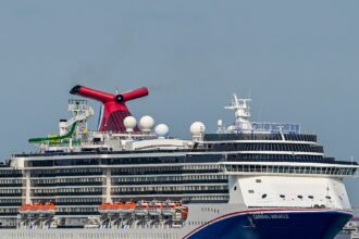 Carnival Cruise Line reagisce al passeggero che usa la forchetta per graffiare il piede