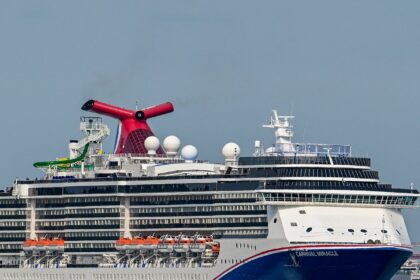 Carnival Cruise Line reagisce al passeggero che usa la forchetta per graffiare il piede