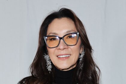 Michelle Yeoh mostra i capelli biondo platino alla sfilata Chanel 2026