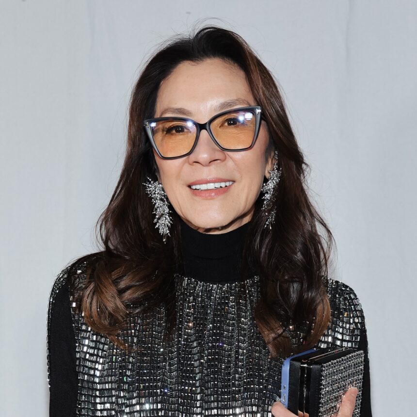 Michelle Yeoh mostra i capelli biondo platino alla sfilata Chanel 2026
