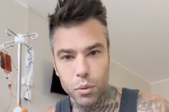 “Mi hanno salvato la vita. Di nuovo”: Fedez dopo il ricovero in ospedale dice grazie ai sei sconosciuti che hanno donato il sangue - Gossip.it