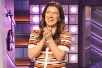 Kelly Clarkson scherza sul fatto di essere stata licenziata dopo aver terminato il talk show