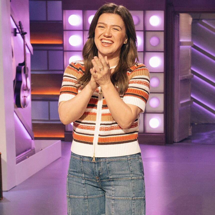 Kelly Clarkson scherza sul fatto di essere stata licenziata dopo aver terminato il talk show