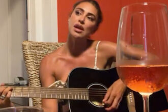 Belen Rodriguez canta e suona Balorda Nostalgia di Olly