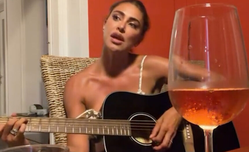 Belen Rodriguez canta e suona Balorda Nostalgia di Olly