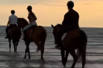 Belen Rodriguez a cavallo con il fidanzato Gaetano