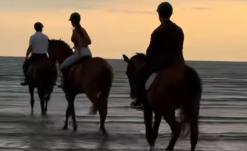 Belen Rodriguez a cavallo con il fidanzato Gaetano