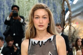 Gigi Hadid stupisce in abito rosa al matrimonio di Taylor Swift e Travis Kelce