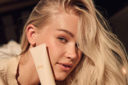 Gli stili di capelli senza calore da ragazza pigra che sembrano ancora così messi insieme