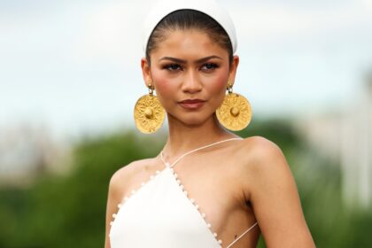 La moda dell'Odissea di Zendaya: orecchini di 3.000 anni, ali d'angelo e altro