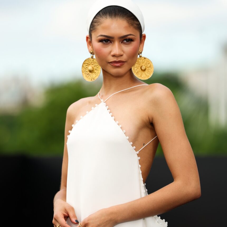 La moda dell'Odissea di Zendaya: orecchini di 3.000 anni, ali d'angelo e altro