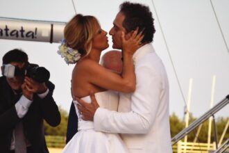 Francesca Barra e Claudio Santamaria festeggiano 8 anni di matrimonio, la dolce dedica della giornalista - Gossip.it