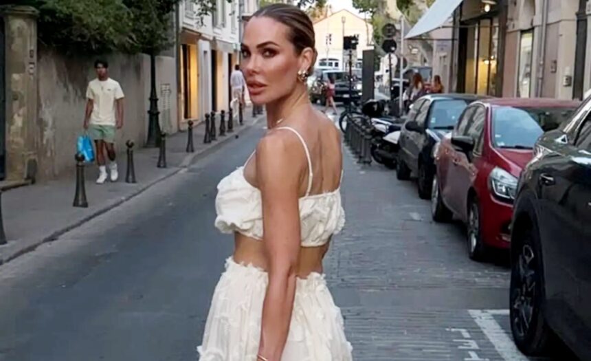 Ilary Blasi si gode le vacanze d’amore con il suo Bastian: le immagini a Saint Tropez - Gossip.it
