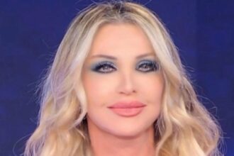 “Sono molto felice di come sono”: Paola Ferrari a 65 anni confessa che si piace parecchio e spiega perché critica altre donne - Gossip.it
