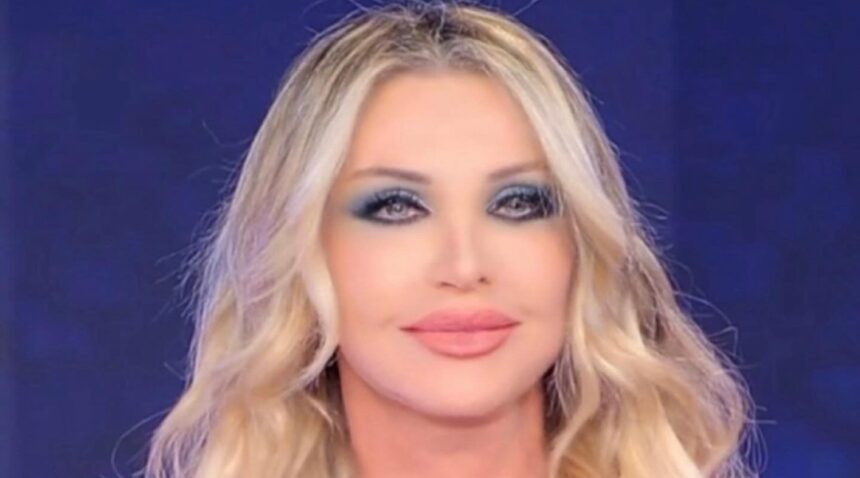 “Sono molto felice di come sono”: Paola Ferrari a 65 anni confessa che si piace parecchio e spiega perché critica altre donne - Gossip.it