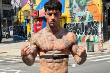 Tony Effe vola a New York tra giri in auto e gioiellerie