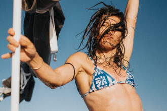 Elisa mostra un fisico spaziale a 48 anni, con tanto di tartaruga addominale: in bikini è super tonica e al top, foto - Gossip.it