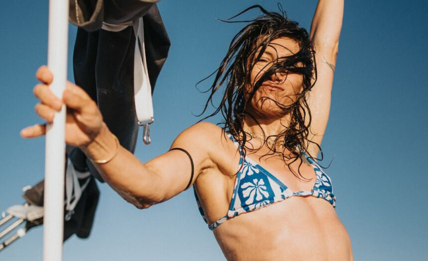 Elisa mostra un fisico spaziale a 48 anni, con tanto di tartaruga addominale: in bikini è super tonica e al top, foto - Gossip.it