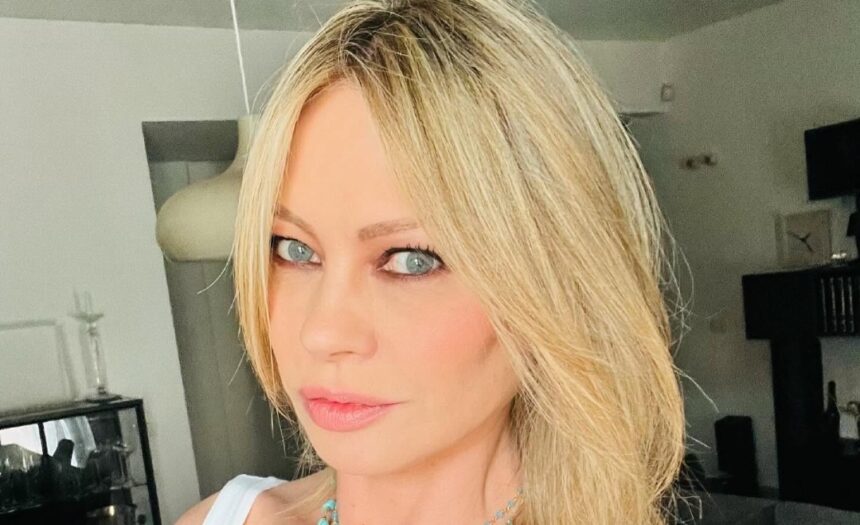 “Siamo due tori, ci scorniamo”: Anna Falchi parla delle liti col fidanzato 40enne, il politico Andrea Crippa - Gossip.it