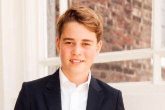 Il principe George è ufficialmente un teenager! Nuova foto per i suoi 13 anni: guarda - Gossip.it