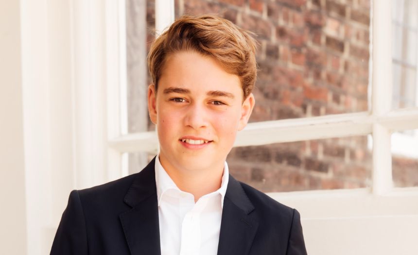Il principe George è ufficialmente un teenager! Nuova foto per i suoi 13 anni: guarda - Gossip.it