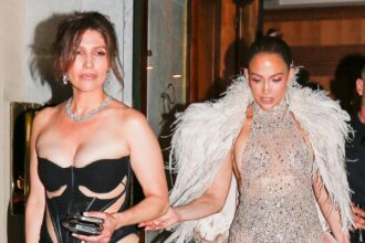 Jennifer Lopez e la sorella Lynda stregano Parigi: i sensuali look delle due cinquantenni - Gossip.it