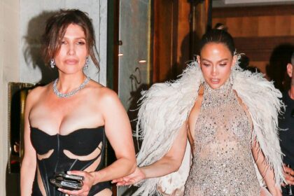 Jennifer Lopez e la sorella Lynda stregano Parigi: i sensuali look delle due cinquantenni - Gossip.it