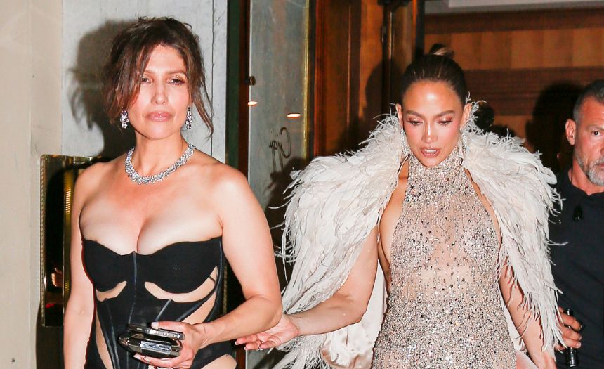 Jennifer Lopez e la sorella Lynda stregano Parigi: i sensuali look delle due cinquantenni - Gossip.it