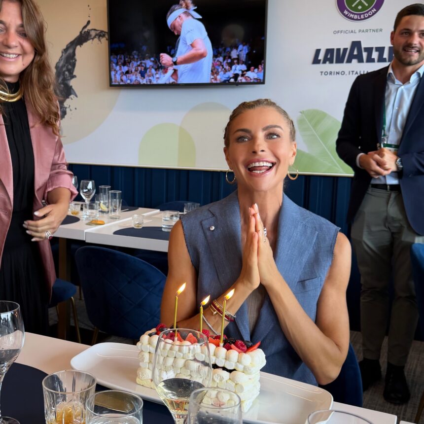 Martina Colombari festeggia 51 anni all’estero: foto - Gossip.it
