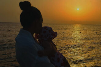 Anna Tatangelo dolcissima con la figlia Beatrice al mare