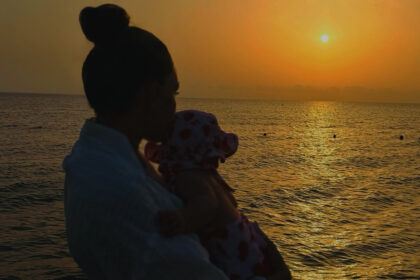 Anna Tatangelo dolcissima con la figlia Beatrice al mare