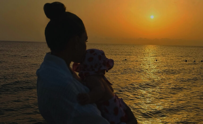 Anna Tatangelo dolcissima con la figlia Beatrice al mare