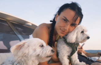 “Ho fatto di peggio”: Arisa cancella la foto in topless e ne spiega la ragione - Gossip.it